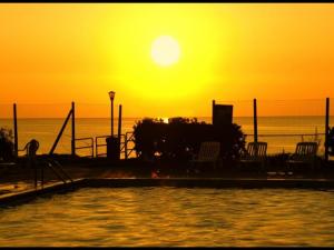 immagini di tramonto sul mare su la piscina al tramonto da Tropea, tramonto immagini, foto tramonto, foto al tramonto