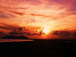 immagini di tramonto sul mare su Un bel Tramonto dietro l’isola di Circe da Terracina (LT), tramonto immagini, foto tramonto, foto al tramonto