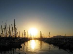 immagini di tramonto sul mare su La foto è stata scattata nel porto di Alghero, mentre il sole stava scomparendo nel mare, tramonto immagini, foto tramonto, foto al tramonto
