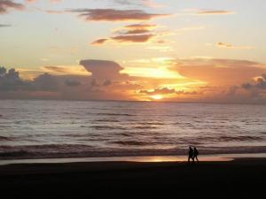immagini di tramonto sul mare su Tramonto sul mare prima della pioggia, tramonto immagini, foto tramonto, foto al tramonto