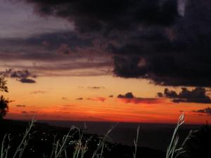 immagini di tramonto sul mare su Tramonto spaziale, dopo un giorno di pioggia ininterrotto eccoti uno spettacolo, tramonto immagini, foto tramonto, foto al tramonto