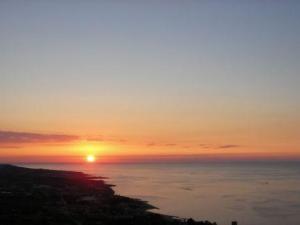 immagini di tramonto sul mare su tramonto sul mare, la calma del mare, i colori intensi del sole e lo Stromboli sullo, tramonto immagini, foto tramonto, foto al tramonto