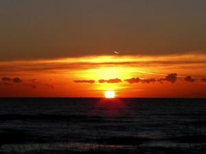 immagini di tramonto sul mare su tramonto sul mare dai colori intensi, tramonto immagini, foto tramonto, foto al tramonto