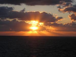 immagini di tramonto sul mare su Tramonto in mare aperto… Maria ci invia un tramonto spettacolare scattato durante una, tramonto immagini, foto tramonto, foto al tramonto