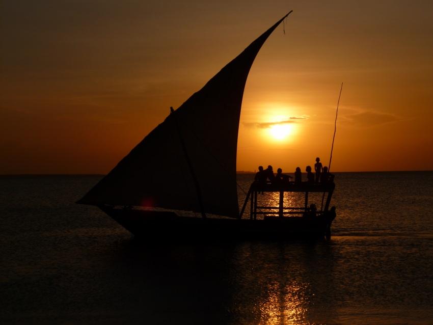 Tramonto Ancora uno spendido tramonto sul mare con barca da Zanzibar